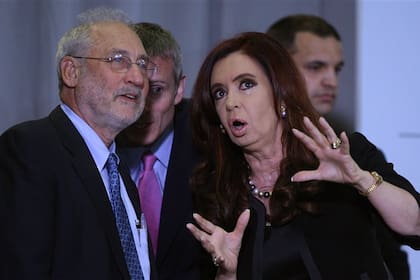 Stiglitz y la Presidenta, ayer, en la ex Aduana Taylor; hablaron sobre las diferencias entre la Argentina y Europa