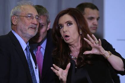 Stiglitz y la Presidenta, ayer, en la ex Aduana Taylor; hablaron sobre las diferencias entre la Argentina y Europa