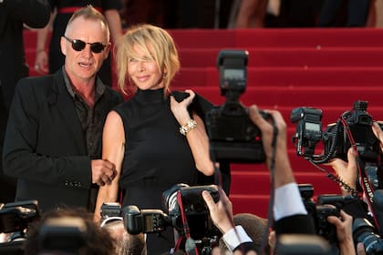 La pareja se acostumbró a estar en la mira de los paparazzi, pero también de las críticas por su estilo de vida que mezcla lujos con espiritualidad y el apoyo a causas humanitarias