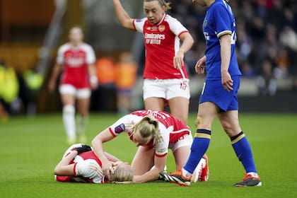 Stina Blackstenius es la primera persona que se acerca a su compañera Frida Maanum, quien cayó desplomada durante la final entre Arsenal y Chelsea, por la Copa de la Liga inglesa