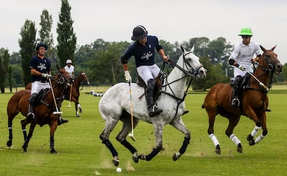 Stirling con la bocha, flanqueado por su primo Taranco y por Juan Britos, en el partido de práctica del último miércoles en Cañuelas.