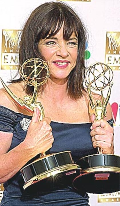 En 2002, la intérprete ganó dos premios Emmy: uno como mejor actriz de reparto en serie dramática por The West Wing y otro por el telefilm The Matthew Shepard Story