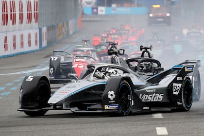 Stoffel Vandoorne y el equipo Mercedes, al frente; ahora el belga busca butaca para 2023, tras el retiro de las Flechas de Plata de la categoría