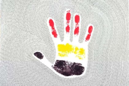 Stolen identity (identidad robada) es una enorme pintura en acrílico y tinta que refiere a su lucha por ser reconocida.