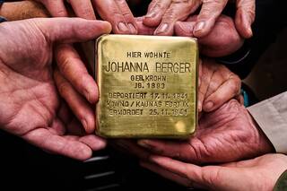 Stolpersteine: un silencioso homenaje a las víctimas del Holocausto en las aceras de Berlín