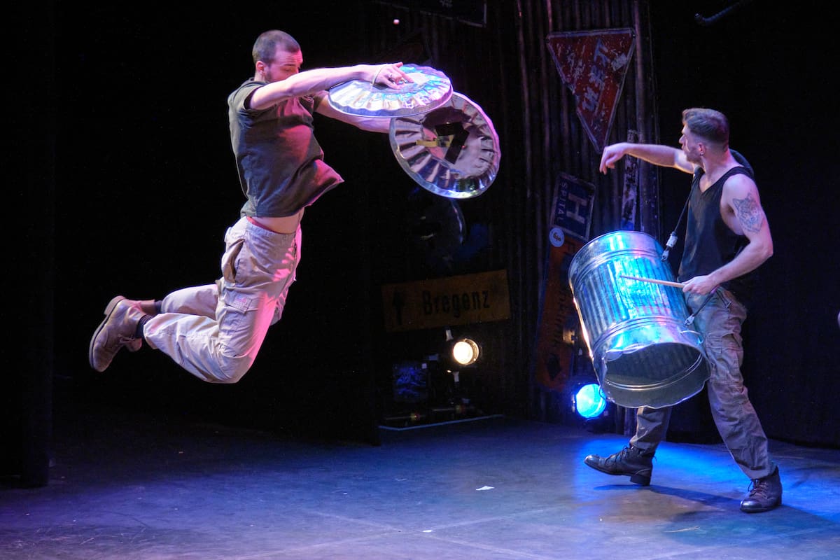 Stomp combina percusión, teatro y humor