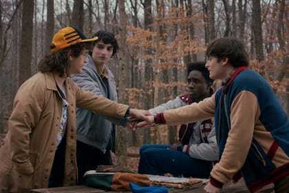 STRANGER THINGS. (L to R) Gaten Matarazzo como Dustin Henderson, Finn Wolfhard como Mike Wheeler, Caleb McLaughlin como Lucas Sinclair, y Noah Schnapp como Will Byers