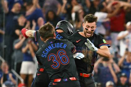 Straw anota la carrera del triunfo gracias a un error de tiro y Azulejos ganan 4-3 a Angelinos