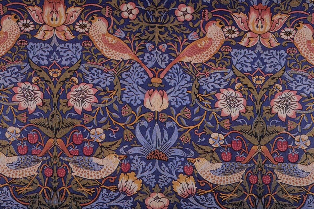 Strawberry Thief, que representa unos zorzales robando frutillas, es uno de los diseños para textiles más populares del artista británico