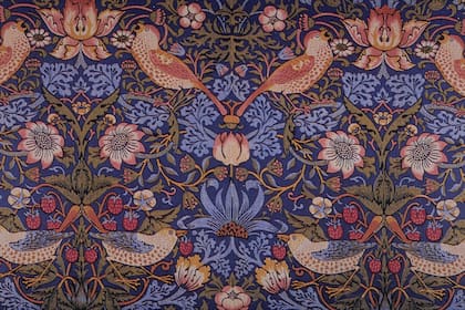 Strawberry Thief, que representa unos zorzales robando frutillas, es uno de los diseños para textiles más populares del artista británico