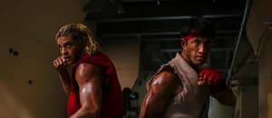 Una película que pierde su potencial cuando elige reírse de sus orígenes en lugar de honrarlos