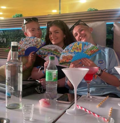 Stuart, el padre de Taylor, dice que la familia tiene una enorme deuda de agradecimiento con sus amigas que la cuidaron