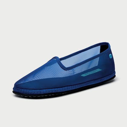 Stuart Parr encontró en Venecia algo muy concreto: una zapatilla de terciopelo que lleva 70 años cosida aguja en mano, que sobrevivió guerras, turismo masivo y modas pasajeras, y que sigue siendo el calzado más buscado de la ciudad más fotografiada del mundo
