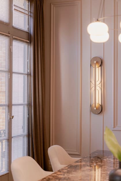 Studio Luce se encargó de la iluminación de la sala reuniones y el hall de acceso. Acá, un aplique de Francisco Miranda.