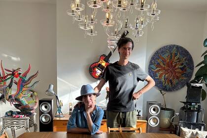 Studio Waldemeyer: el ingeniero Moritz Waldemeyer y su mujer, Nazanin Farahbod, de origen iraní, que luego de estudiar diseño en el Politécnico de Milán se radicó en Inglaterra con él. El mosaico es obra de los abuelos de Moritz, artistas oriundos de la ciudad alemana de Halle, donde hicieron las entradas de grandes escuelas y hospitales. Foto: Judy Dobias