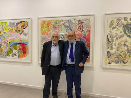 Stupía y Noé frente a las obras exhibidas en el Centro Cultural Borges