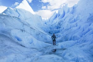 Grabó el Himno Argentino sobre el glaciar Perito Moreno y el video se volvió viral