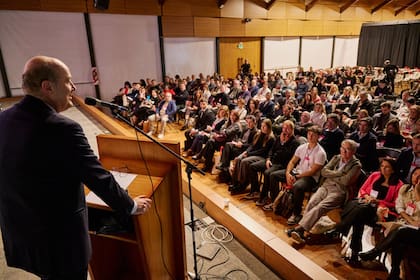 Sturzenegger afirmó que enviarán un paquete legislativo con temas de desregulación para “buscar eliminar los privilegios que hoy encarecen la construcción y la intermediación comercial"