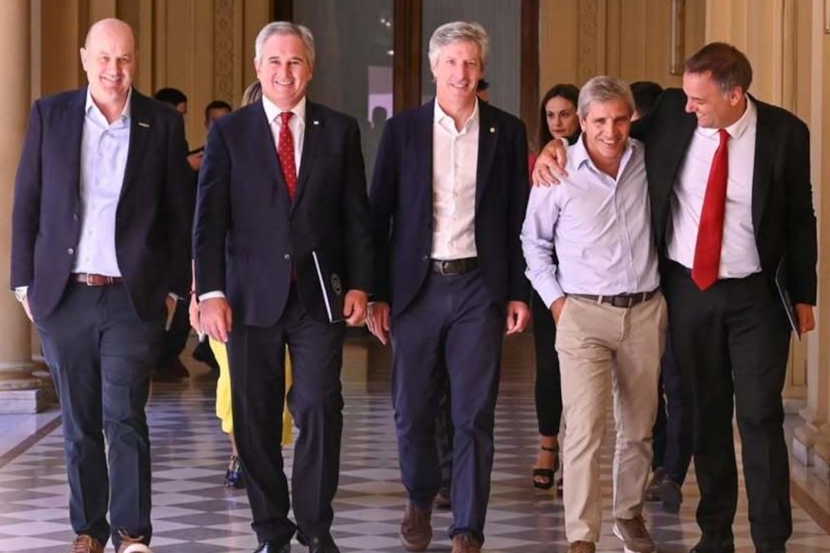 Sturzenegger, Quirno, Bausili, Caputo y Adorni por los pasillos de Balcarce 50 este viernes