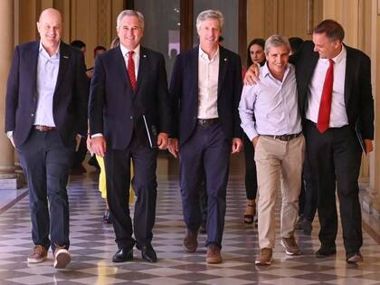 Sturzenegger, Quirno, Bausili, Caputo y Adorni por los pasillos de Balcarce 50