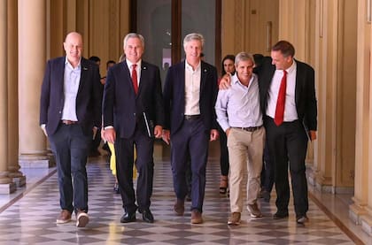 Sturzenegger, Quirno, Bausili, Caputo y Adorni por los pasillos de Balcarce 50 este viernes que el Gobierno dio una conferencia para anunciar el pacto con EE.UU.