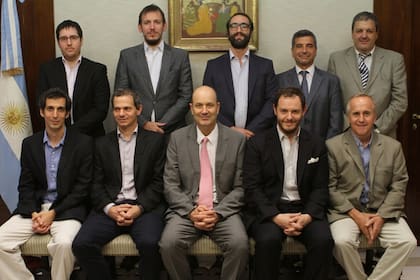 Sturzenegger (sentado al centro con traje gris), junto al nuevo directorio del Banco Central