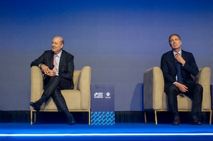 Sturzenegger y Santilli, el viernes, en una reunión con gobernadores organizada por el CFI