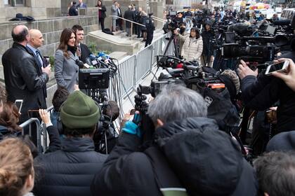Su abogada Donna Rotunno ayer al hablar con la prensa. La letrada aseguró que piensa plantear una defensa agresiva