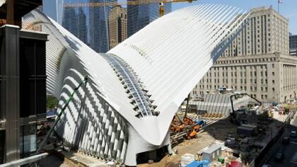 Su abstracto diseño curvado contrasta con los altos y rectos rascacielos de la zona financiera del sur de Nueva York.