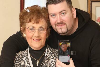 Su abuela le quería buscar una novia y le creó un perfil de Tinder bastante embarazoso (East News Press Agency)