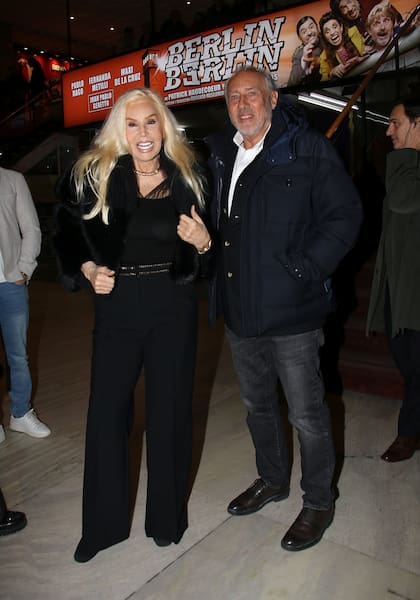 Su amigo Gustavo Yankelevich, productor de la obra, la recibió en el teatro