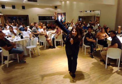 Su amplia trayectoria incluye coaching organizacional, empresarial, coaching de vida, emocional y corporal.