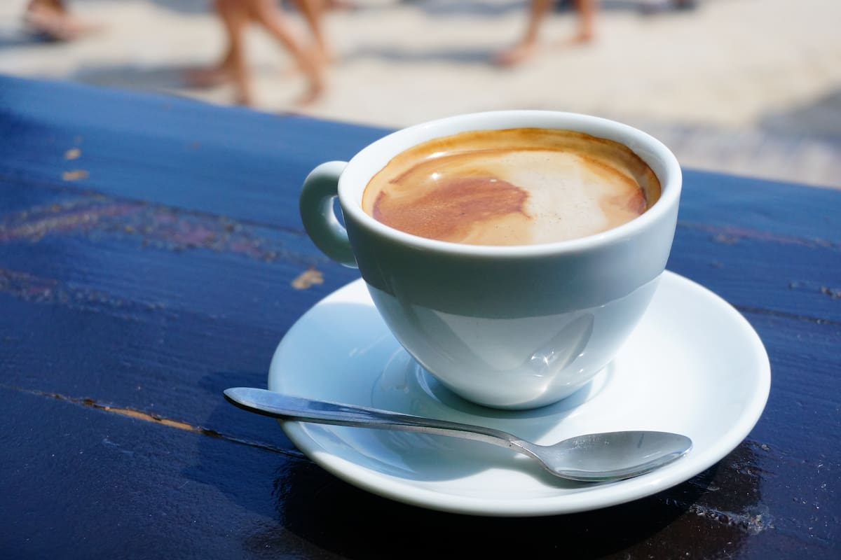 Su aroma, efecto estimulante y presencia en oficinas, hogares y espacios sociales lo han convertido en una de las bebidas más tomadas del mundo