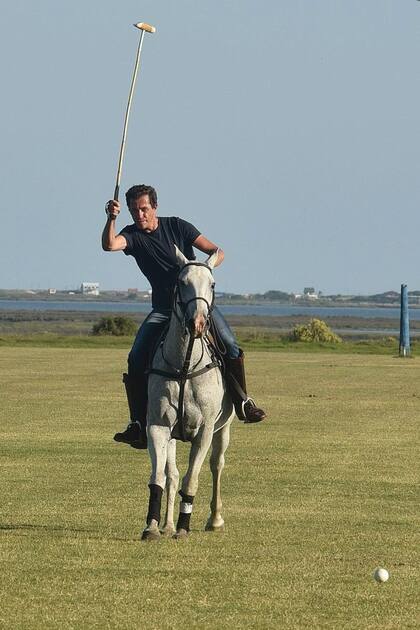 Su cable a tierra: el polo amateur. "Paso muchas horas jugando. Me desconecta del estrés del trabajo y, a la vez, me conecta con otro mundo, con otra gente, con los animales. Yo nací arriba de un caballo: mi abuelo jugaba al polo al sudeste de la provincia de Buenos Aires. Es una actividad que a mí me hace muy bien", dice él y cuenta que, de diciembre a enero, aprovecha para estar durante la temporada de polo en Buenos Aires y Punta del Este.