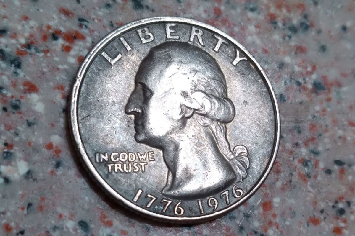 Su característica más distintiva es un anverso con un error de acuñación donde la moneda recibe un golpe adicional por el troquel, creando una imagen duplicada y desalineada (Imagen eBay)