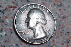 Su característica más distintiva es un anverso con un error de acuñación donde la moneda recibe un golpe adicional por el troquel, creando una imagen duplicada y desalineada (Imagen eBay)