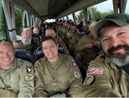Su carrera incluye múltiples despliegues tanto en unidades del Ejército como de la Marina estadounidense