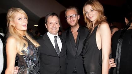 Su carrera lo llevó a compartir espacio con personalidades de la farándula y del espectáculo global, como Paris Hilton.