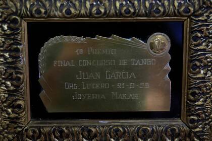 Su casa está plagada de placas que los premian