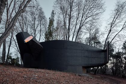 Su “Casa para el poema del ángulo recto” y otras obras evocan lo extraterrestre, como objetos exóticos venidos del espacio exterior