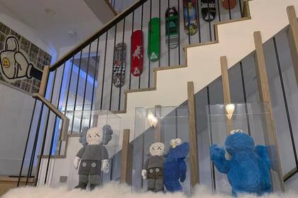 Su colección de tablas de skate y muñecos tenían un lugar privilegiado en la decoración de su ex casa