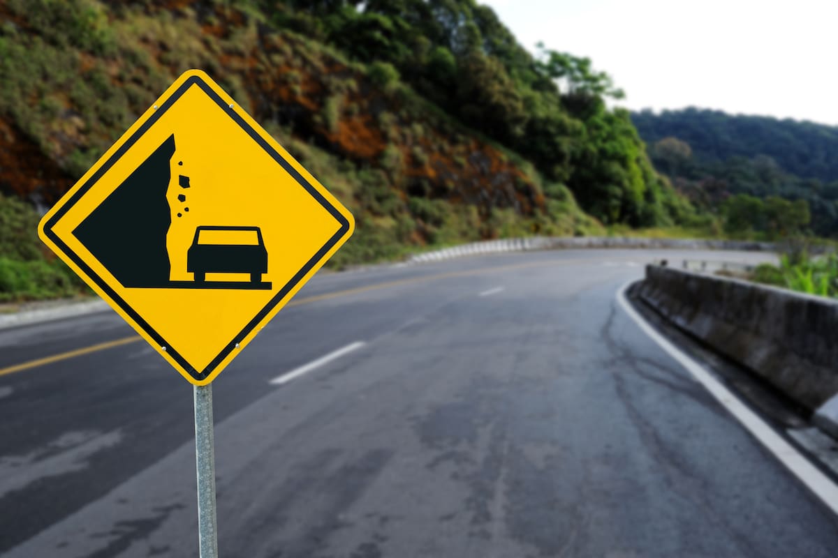 Su color amarillo indica prevención y alerta ante dificultades en el camino