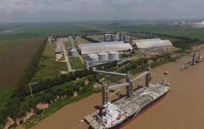 “Su conexión al Ferrocarril Domingo Faustino Sarmiento facilitará el envío de la producción local al complejo agroindustrial de LDC en General Lagos, provincia de Santa Fe, y a su complejo portuario de aguas profundas en Bahía Blanca, en Buenos Aires”, indicaron en Louis Dreyfus Company