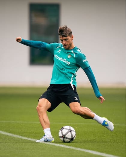 Su contrato vence en 2028, pero la dirigencia de Betis escucha ofertas, pese a que el mercado está por cerrar