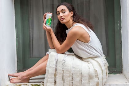 Su creadora es la diseñadora argentina Sabrina Rodríguez Uzal que recibió 120 mil pesos para lanzar su novedosa colección tras ganar Terma Colección Sustentable.