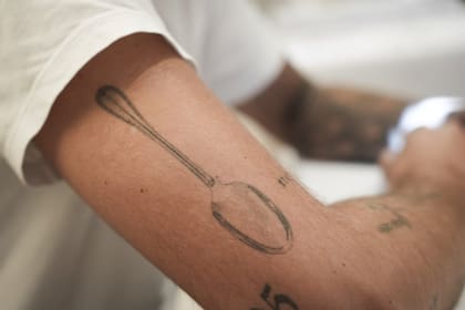 Su cuerpo está lleno de tatuajes
