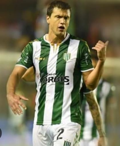 Su debut fue en Banfield, club en el que se quiso retirar pero no pudo: "Me deben el último año y medio"