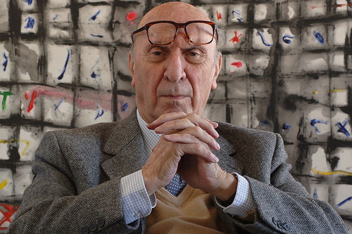 Su desempeño académico le valió una beca para continuar sus estudios en Europa, donde se interesó por las ideas brutalistas de Le Corbusier