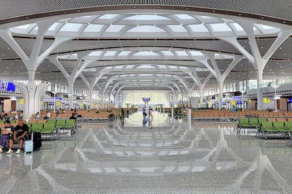Su diseño interior se asemeja al de un aeropuerto internacional, con servicios integrados para los pasajeros