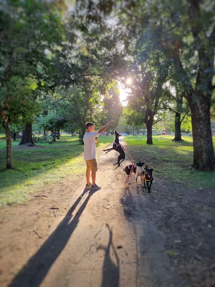 Su dura infancia lo incentivó para darle una nueva oportunidad a todos los perros que rescata